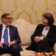 Il presidente del Senato, Ignazio La Russa, insieme a Elena Beccalli, rettrice dell'Università Cattolica del Sacro Cuore di Milano