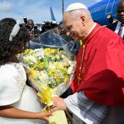 Il Papa è in Camerun. «Ama il prossimo tuo: il comandamento vale anche per gli Stati»