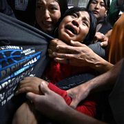 Una bimba grida e si aggrappa alla maglietta del padre mentre l'uomo viene portato via dagli agenti dell'Ice