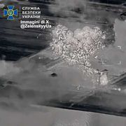 Immagini dal video che documenta l’operazione ucraina contro una base dei servizi russi nel Kherson