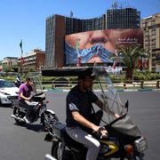 Un cartellone propagandistico anti-USA raffigurante il presidente degli Stati Uniti Donald Trump e lo Stretto di Hormuz in Piazza Valiasr a Teheran