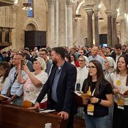 Un momento della veglia di preghiera nella Basilica di San Nicola a Bari con i partecipanti al 29° Convegno nazionale di pastorale giovanile