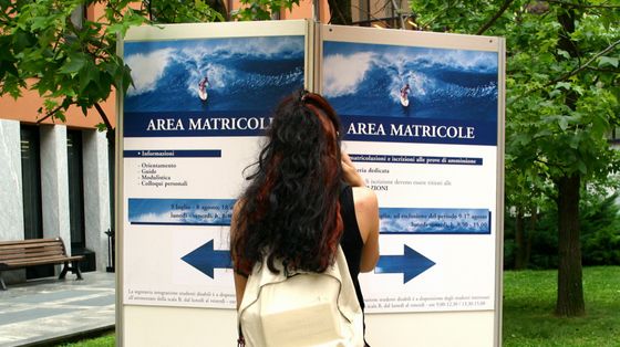 Una ragazza davanti al bivio della scelta dell'università