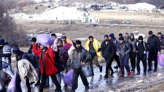 Migranti lungo la rotta balcanica / ANSA