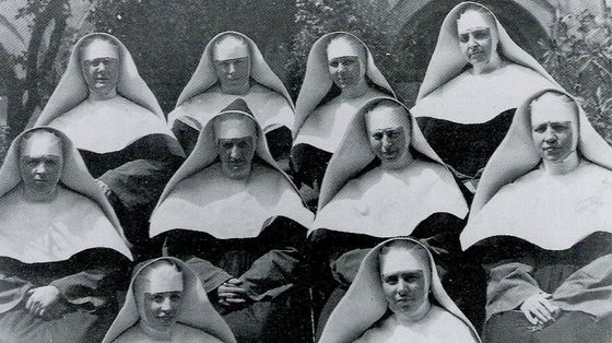 Un'immagine in bianco e nero mostra un gruppo di suore con il velo