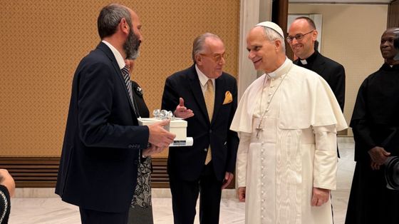 Gli occhiali, i pasti: Leone XIV racconta i suoi gesti quotidiani. «Kiev? Vorrei andarci»