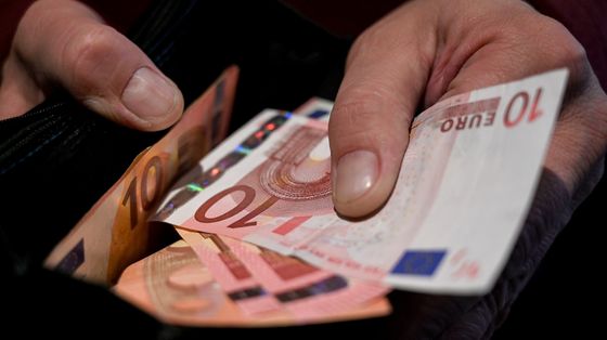 Pagamento in contanti. Foto Imagoeconomia