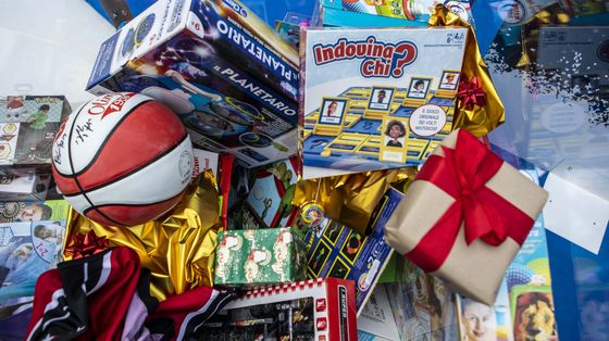 Centomila regali ai bimbi in difficoltà: come funziona il “giocattolo sospeso”