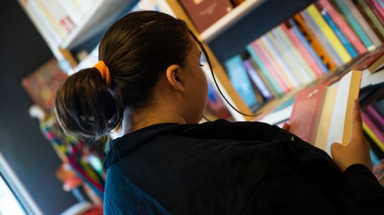 Un'adolescente legge un libro