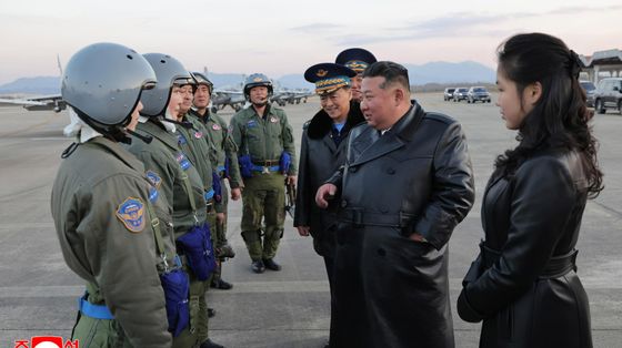 Il leader nordcoreano Kim Jong-un in compagnia della figlia Kim Ju Ae