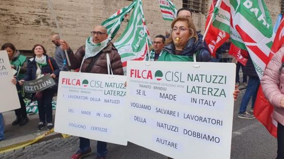 Esuberi e chiusure: il Natale “tagliato” dei dipendenti della Natuzzi