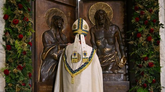 Giubileo, chiusa la prima Porta Santa. Il cardinale Makrickas: restiamo aperti all’accoglienza di Dio e degli altri