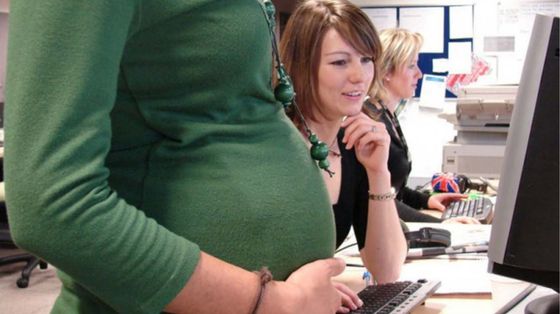 Si vedono tre donne di cui una incinta davanti al pc