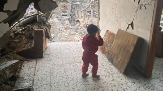 Ikhlas e la sua casa in rovina nella Striscia: per tetto un telone sulle macerie