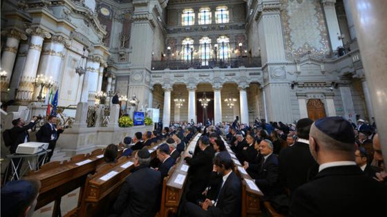 La commemorazione delle vittime del massacro compiuto da Hamas, tenuta il 7 ottobre scorso nella Sinagoga della Capitale / ANSA