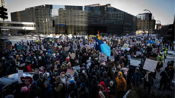 Minneapolis sotto choc dopo l'uccisione di un altro attivista. Deportata una piccola di 2 anni