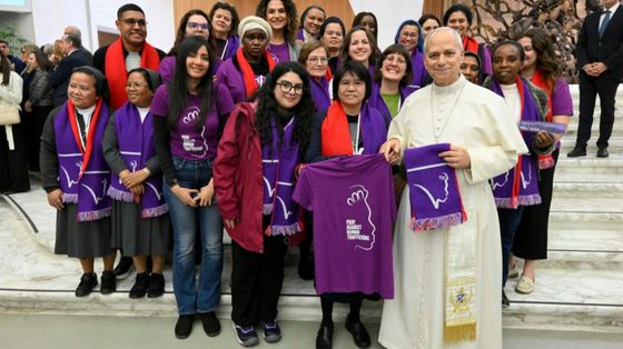 Papa Leone XIV con i giovani “ambasciatori” della Rete Talitha Kum durante l'udienza generale, 4 febbraio 2026 / Vatican Media