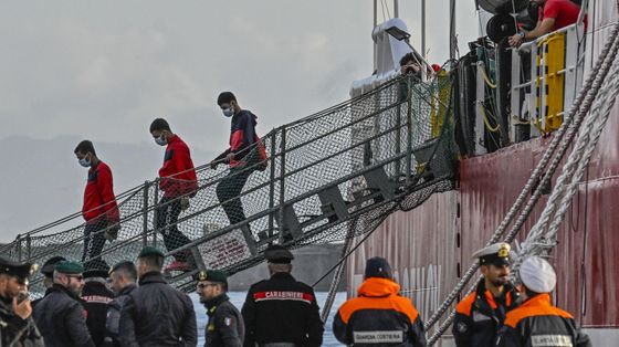 Blocco navale, modello Albania, stretta sui ricongiungimenti: le bozze del ddl immigrazione