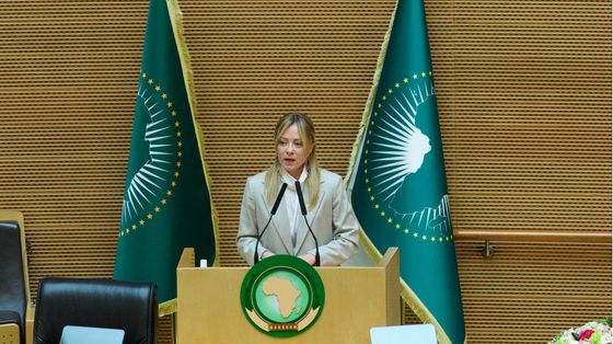 Smorza Merz, osserva Rubio, non rompe con Trump: i forni di Meloni in politica estera