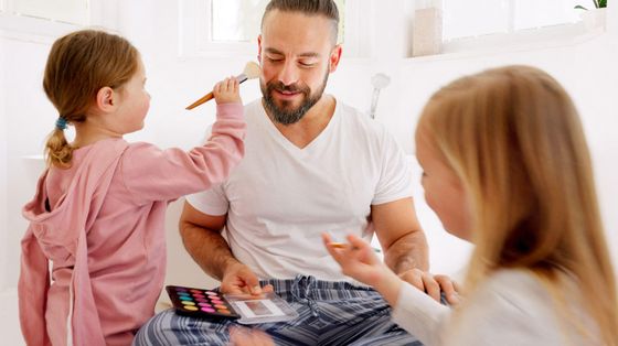 Due bimbe truccano il loro papà