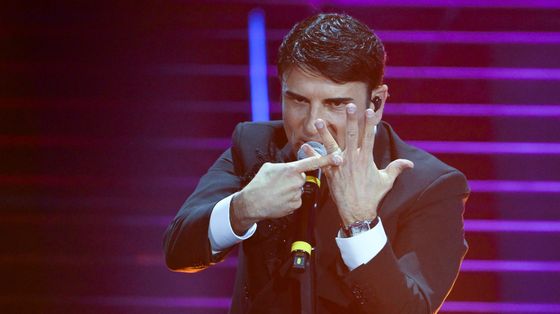 Sal Da Vinci mostra la fede durante la canzone