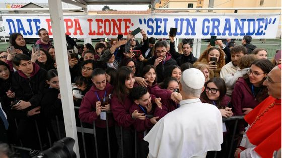 Un momento della visita di Leone XIV alla parrocchia dell'Ascensione al Quarticciolo