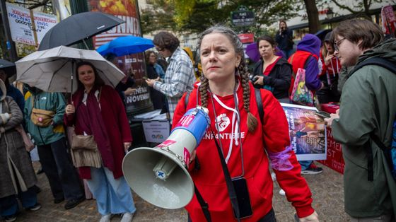 L’attivista Claire Bourdille durante una manifestazione del Collettivo infantista in Francia
