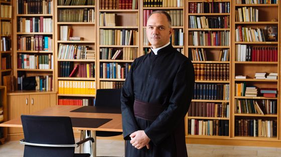 Padre Davide Pagliarani, superiore generale della Società di San Pio X, nella Casa generalizia a Menzingen (Svizzera)