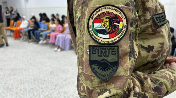 Il contingente italiano consegna materiale scolastico e abbigliamento ad alcuni orfani di Erbil / ANSA