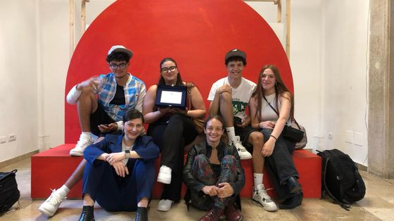 Naima al centro, con la targa del Quirinale in mano, e i suoi amici del Movimento Giovani di Save the children di Genova