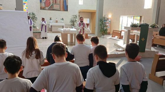Roma: il parroco di Santa Maria della Presentazione, don Paolo Stacchiotti, assieme ai bambini