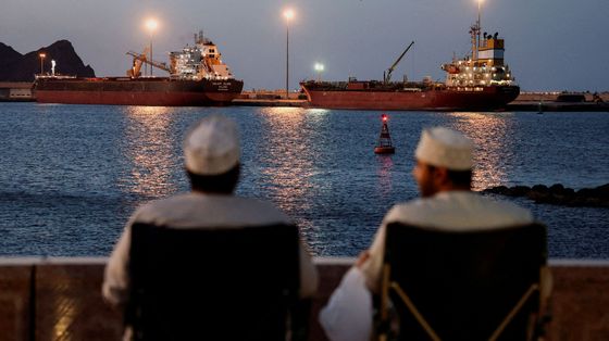 Navi bloccate in attesa di attraversare lo Stretto di Hormuz