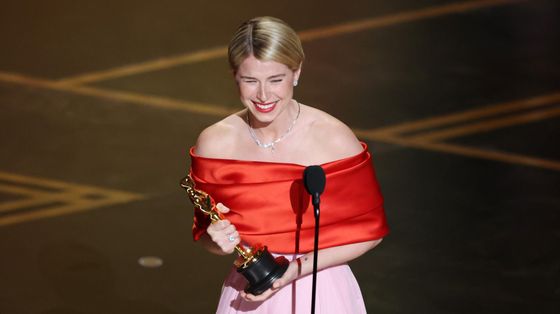 Jessie Buckley durante il suo discorso alla cerimonia degli Oscar
