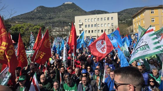 Cassino non vuole perdere l'auto: cittadini in piazza per difendere l'occupazione