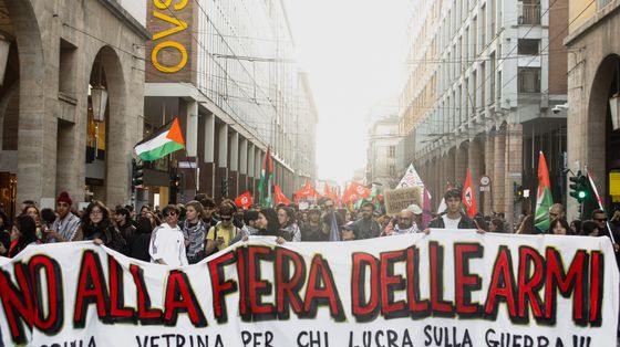 Gli ambientalisti in campo contro la fiera delle armi a Parma