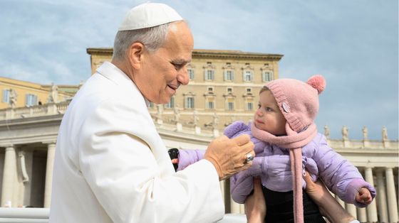 Papa Leone XIV saluta una bimba in piazza San Pietro durante l’udienza generale