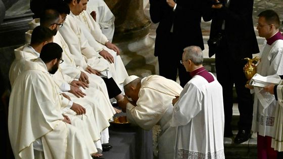 Il Papa: «È bestemmia l’uomo che uccide. Chiniamoci sugli oppressi»