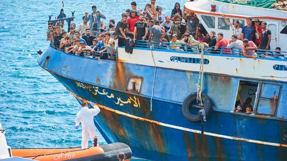 Foto d’archivio: uno sbarco di migranti a Catanzaro