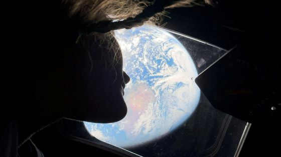 L'astronauta di Artemis II Christina Koch guarda la Terra dalla navicella Orion