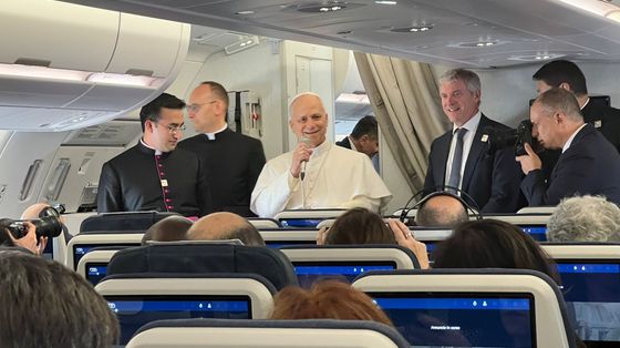 Papa Leone XIV sull'aereo che lo ha portato da Algeri a Yaoundé in Camerun