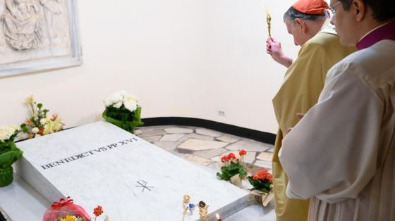 Il cardinale Koch davanti alla tomba di Benedetto XVI nelle Grotte Vaticane dopo la Messa di suffragio nella Basilica di San Pietro il 16 aprile /Vatican Media