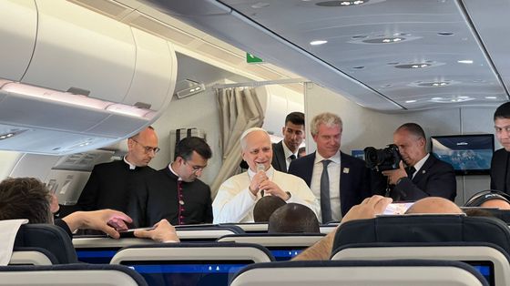 Il video del Papa in aereo: «Non mi interessa dibattere con Trump»