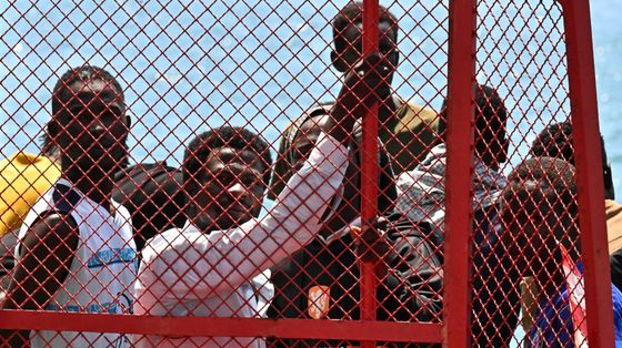 La "remigrazione" nel decreto: scontro sul premio ai rimpatri