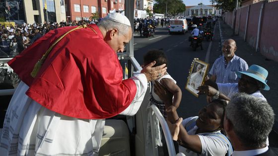 Il Papa in Angola: «Sull’Africa le mani di prepotenti interessi. La vita ridotta a merce di scambio»