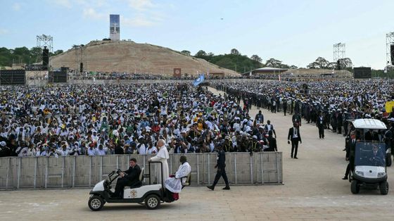 Dall’Angola ferita l’appello del Papa per la pace nel mondo. «È l’amore che deve trionfare, non la guerra»