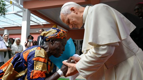 Il Papa nella terra rapinata dei diamanti: «Se l’ingiustizia corrompe, il pane di tutti diventa per pochi»