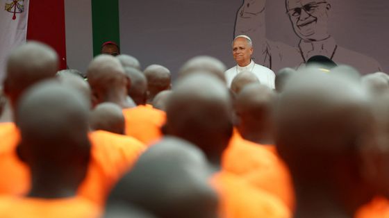 Il Papa fra i carcerati dell’Africa: investire sulla dignità di ogni uomo