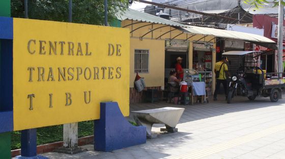Un cartello giallo indica la stazione dei bus di Tibú, in Colombia