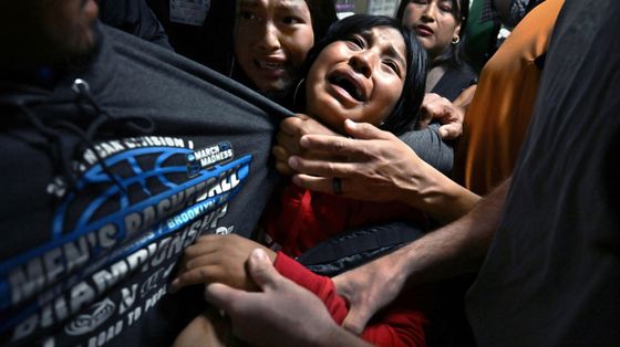 Luis e la sua famiglia separata dall'Ice. Lo scatto di Carol Guzy vince il World Press Photo 2026