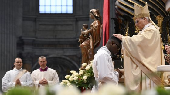 Un momento del rito di ordinazione di dieci nuovi sacerdoti nella Basilica di San Pietro, nella Domenica del Buon Pastore, 26 aprile 2026